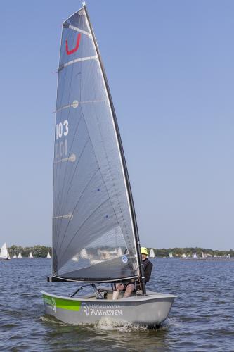 De Bucket, een open zeilboot, zeilt aan de wind.