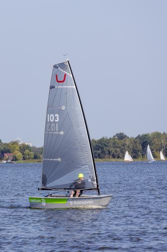 De Bucket, een open zeilboot, zeilt aan de wind.