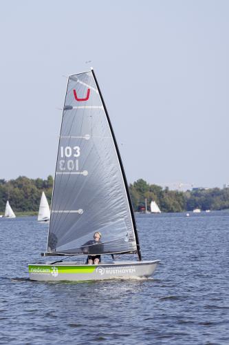 De Bucket, een open zeilboot, zeilt aan de wind.